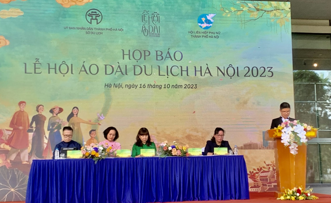 Bà Đặng Hương Giang, Giám đốc Sở Du lịch Hà Nội phát biểu tại buổi họp báo ngày 16/10